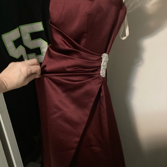 Wine Burgundy David’s Bridal formal gown 8567 size 4 - Picture 3 of 5